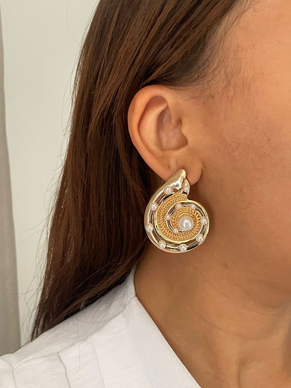 Brinco Espiral com Pérolas