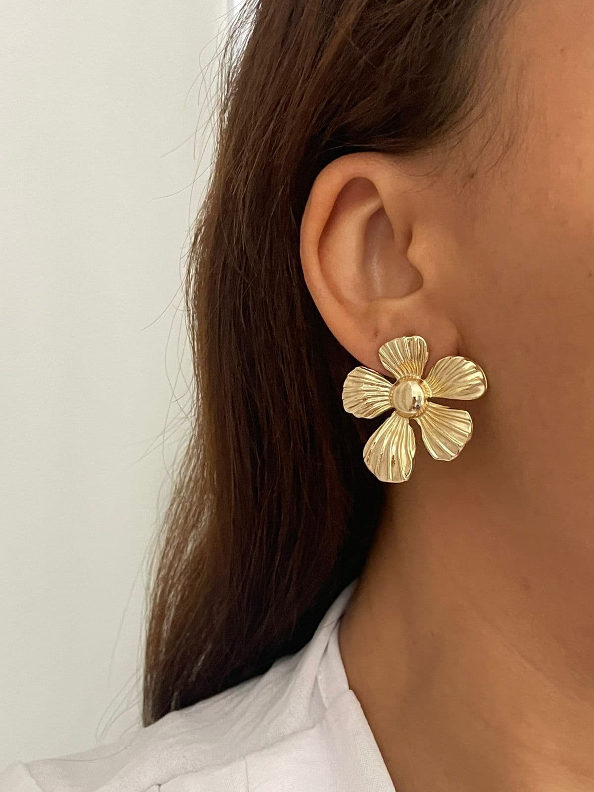 Brinco Flor Grande Dourado